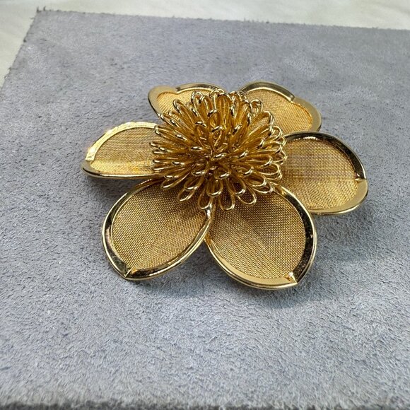 Vintage Gold Tone Wire & Mesh Flower Brooch 2" X 2" - Picture 2 of 5